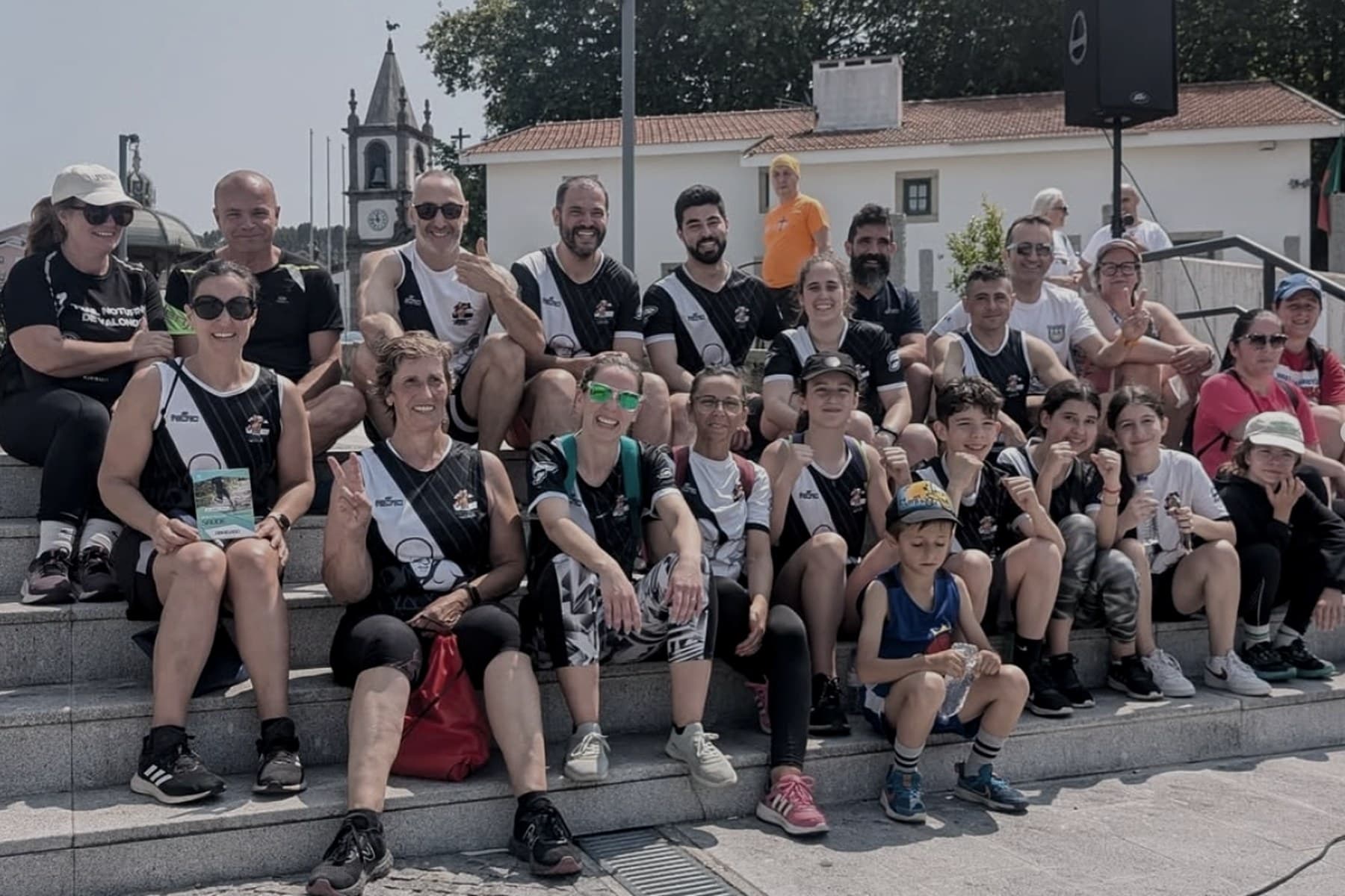 Membros da Academia Combate de Gaia após uma caminhada solidária